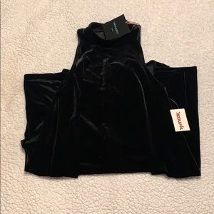 Black velvet sleeveless dress